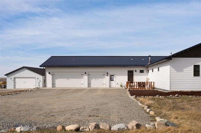 view of front facade featuring metal roof and dirt driveway