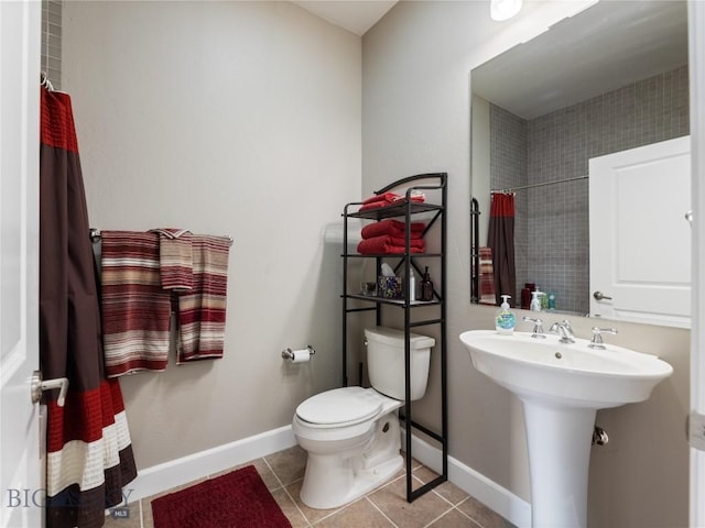 full bath featuring tile patterned floors, toilet, baseboards, and a shower with curtain