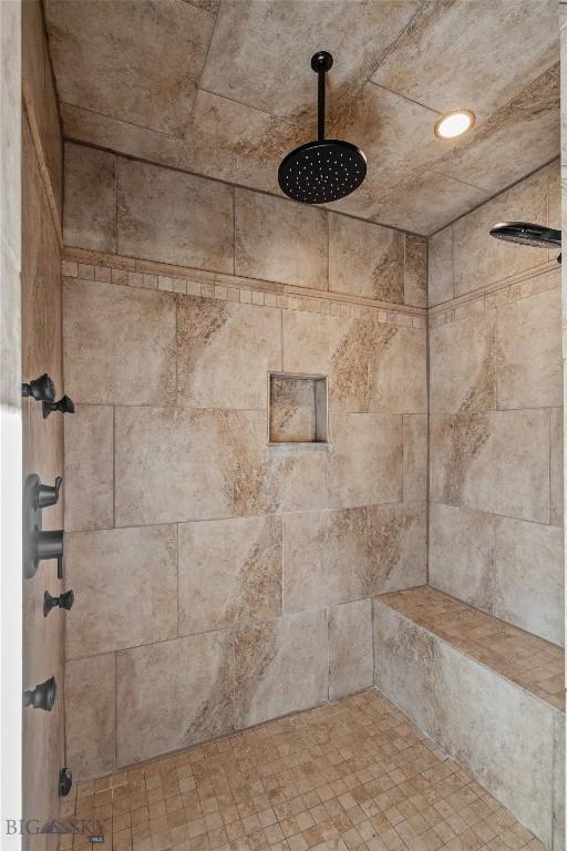 room details featuring tiled shower