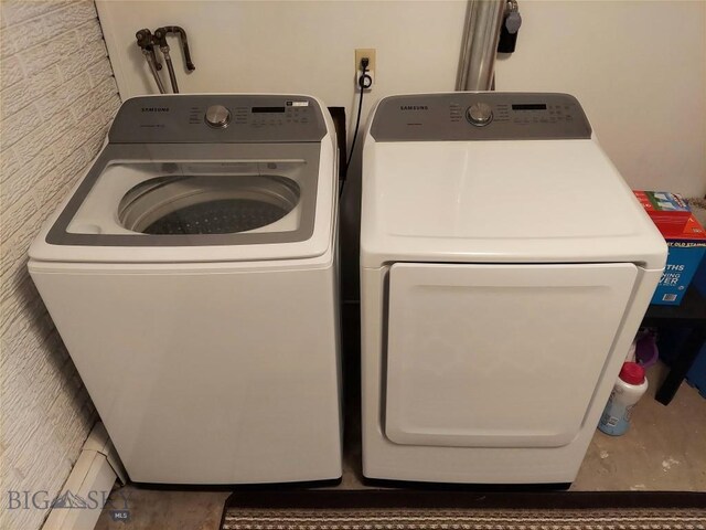 washroom featuring washing machine and clothes dryer