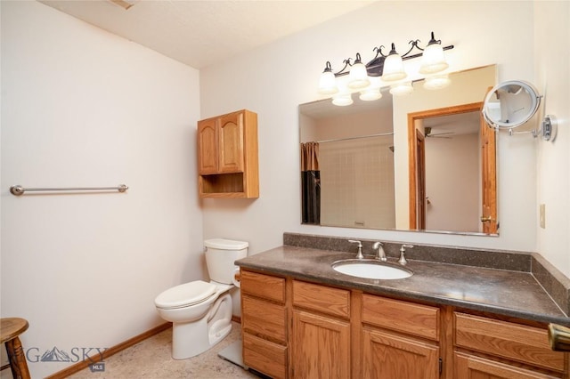 full bathroom with a shower with curtain, toilet, vanity, and baseboards