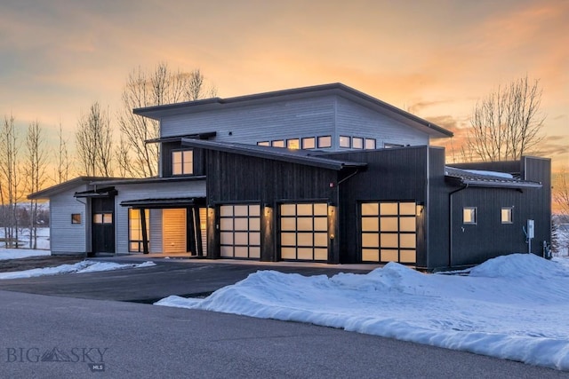 view of front of home featuring aphalt driveway and a garage