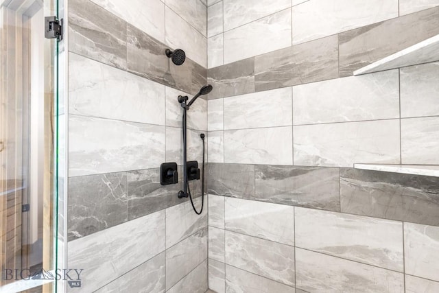 full bath with tiled shower