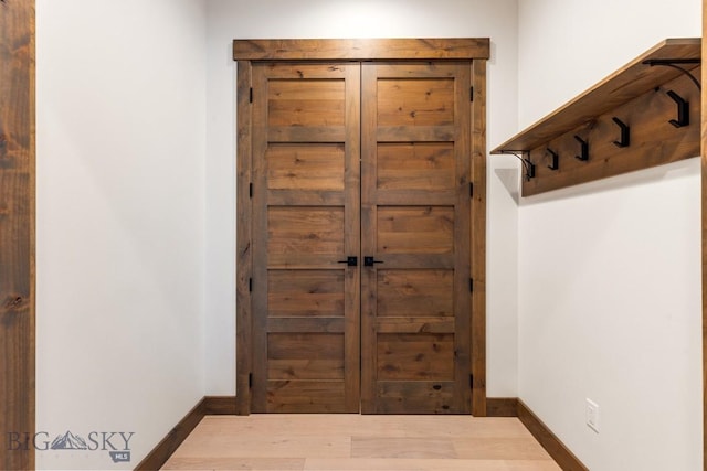 mudroom featuring baseboards