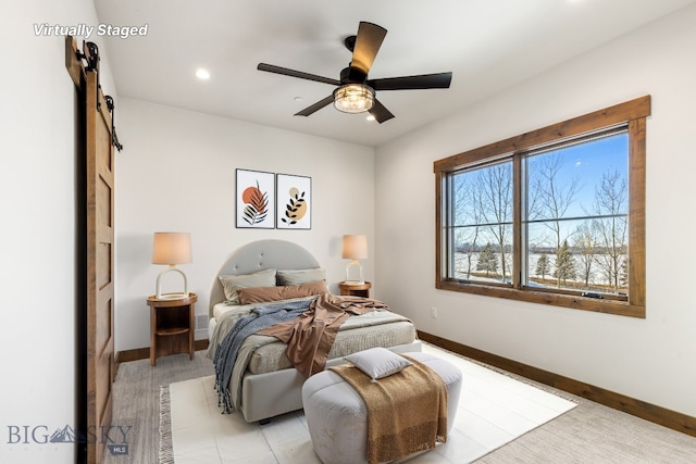 bedroom featuring recessed lighting, a barn door, baseboards, and ceiling fan