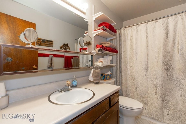bathroom with curtained shower, toilet, and vanity