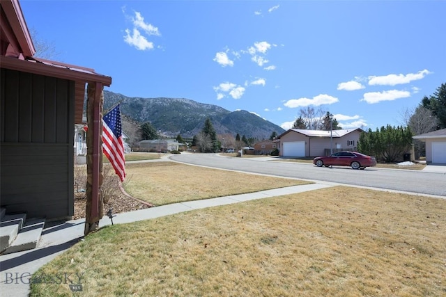 view of yard featuring a mountain view