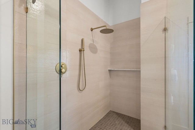 bathroom featuring a tile shower