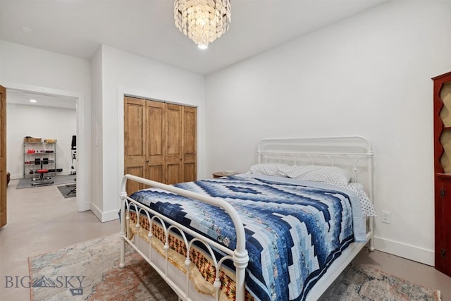 992 Deer Haven Dr, Deer Lodge, MT 59722 - bedroom featuring baseboards, a chandelier, a closet, finished concrete floors, and recessed lighting