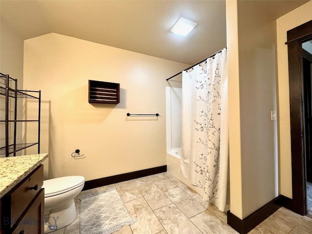 bathroom featuring shower / bathtub combination with curtain, vanity, vaulted ceiling, toilet, and baseboards