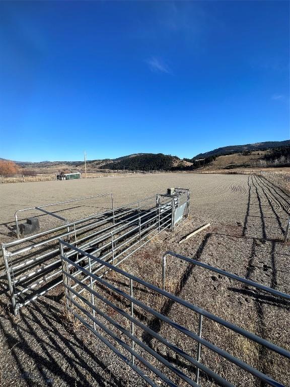 view of yard featuring a rural view