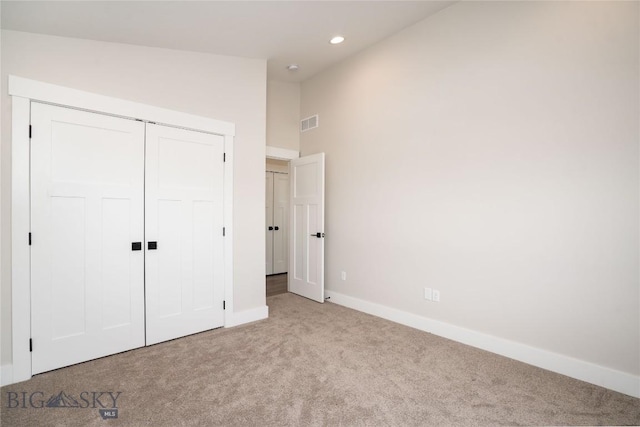 unfurnished bedroom with carpet, a closet, visible vents, recessed lighting, and baseboards