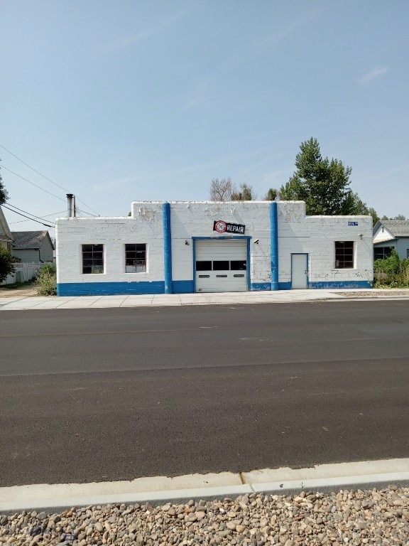 618 Washington St, Miles City, MT 59301 - view of front of property with an attached garage