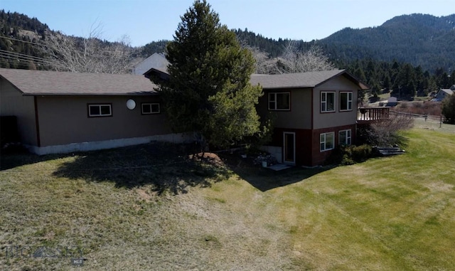 view of front of house featuring a front yard and a mountain view