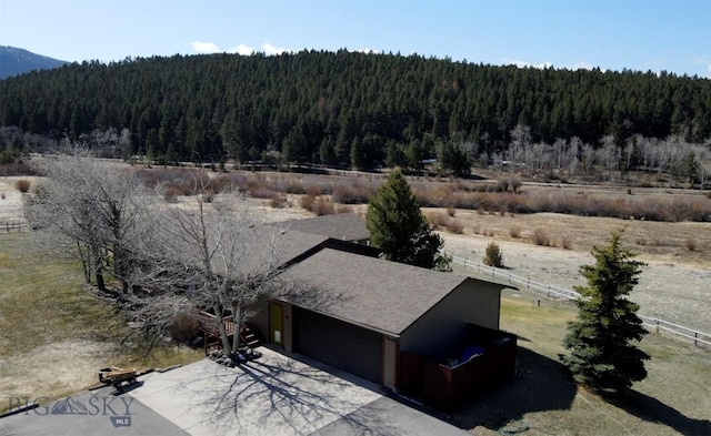 bird's eye view featuring a mountain view and a wooded view
