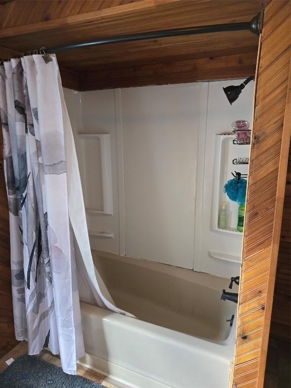 bathroom featuring shower / tub combo