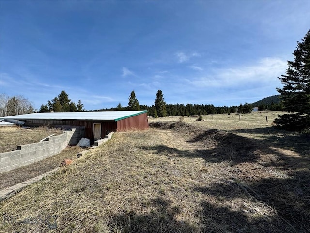 view of yard featuring a pole building and an outbuilding