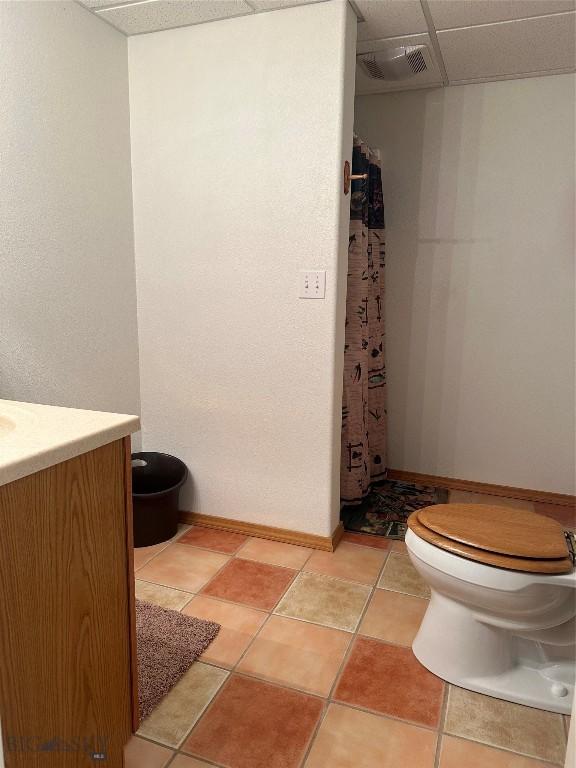 full bathroom with visible vents, toilet, and a shower with curtain
