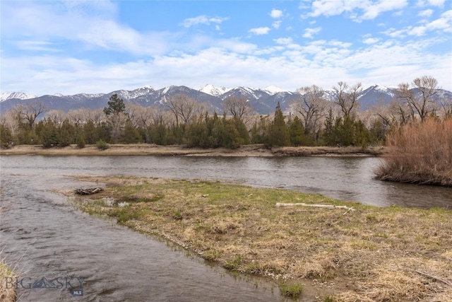 water view with a mountain view
