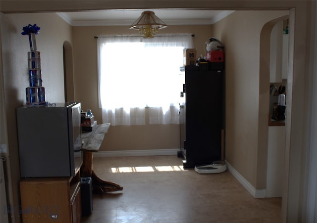 820 Lexington Ave, Butte, MT 59701 - interior space featuring crown molding, arched walkways, baseboards, and light colored carpet