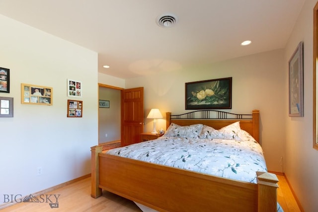 bedroom with recessed lighting, baseboards, light wood-type flooring, and visible vents