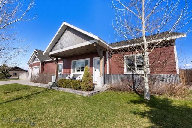 view of front of house featuring fence, a garage, driveway, and a front lawn