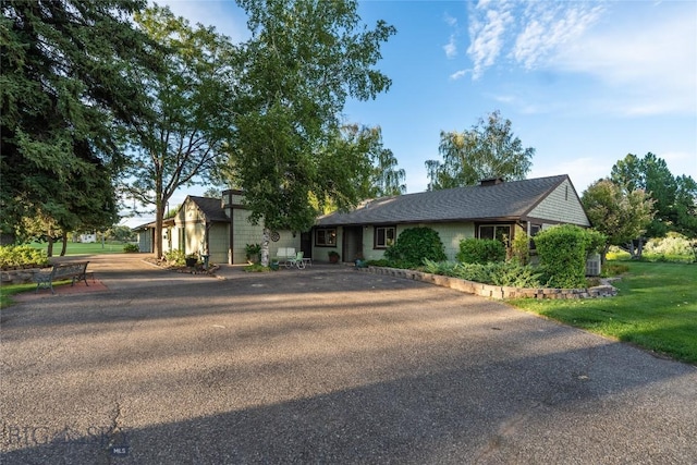 423 Riverview Ct, Great Falls, MT 59404 - view of front of property featuring driveway and a front yard