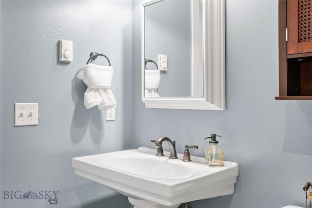 bathroom featuring a sink