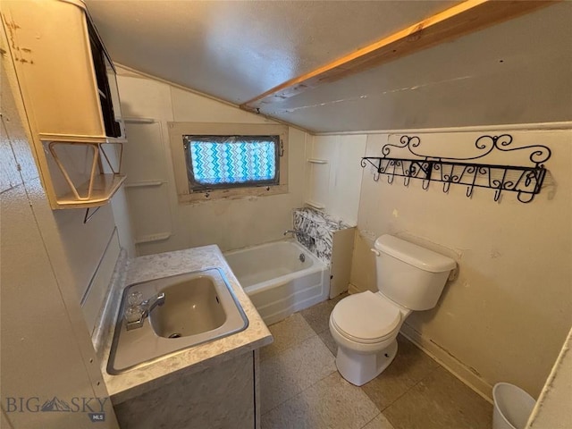 bathroom featuring toilet, baseboards, a bathing tub, a sink, and vaulted ceiling