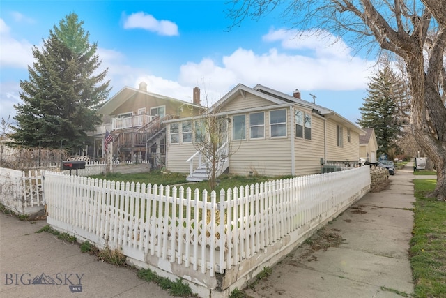 502 W Front St, Livingston, MT 59047 - view of front of home featuring a chimney and a fenced front yard