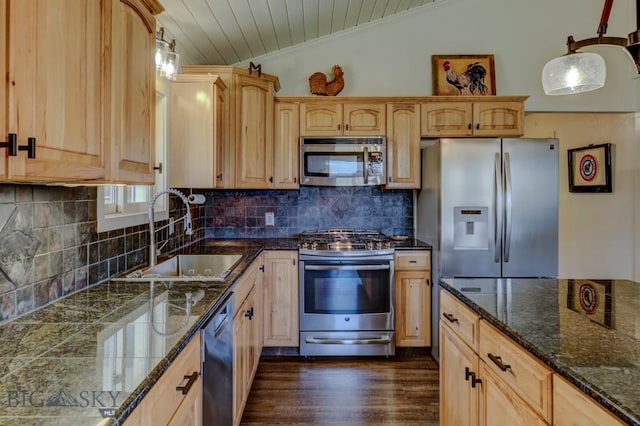 kitchen with a sink, decorative backsplash, dark wood-type flooring, and appliances with stainless steel finishes
