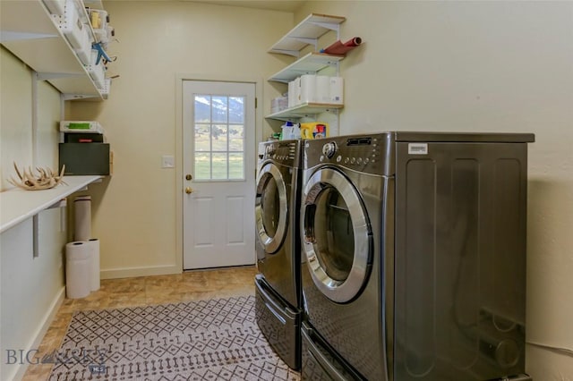 laundry area with baseboards, laundry area, and independent washer and dryer