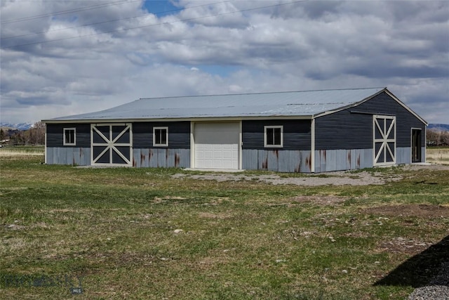 view of barn featuring a yard