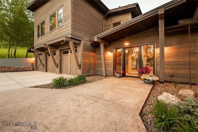 view of front facade with a garage and driveway