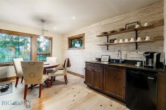 dining area featuring bar with sink, light wood-type flooring, baseboards, and recessed lighting