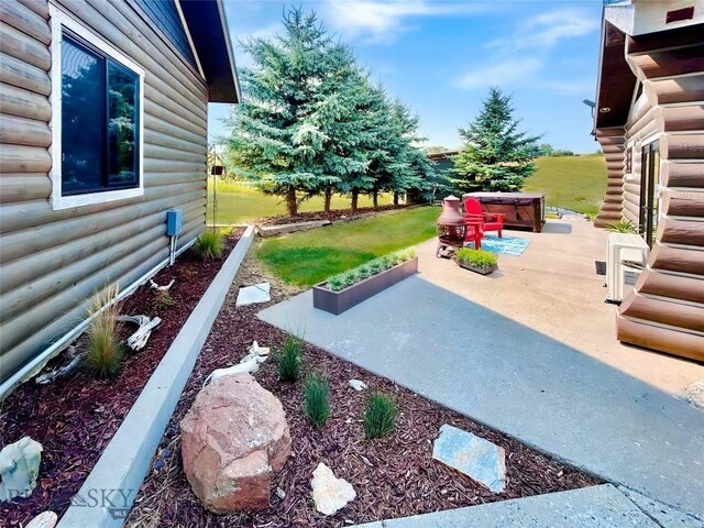 view of yard featuring a hot tub and a patio