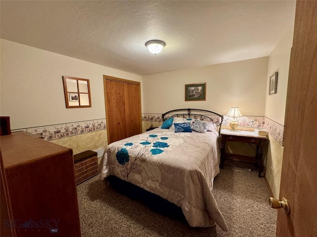 105 Country Club Ln, Butte, MT 59701 - carpeted bedroom with a wainscoted wall, a textured ceiling, and a closet