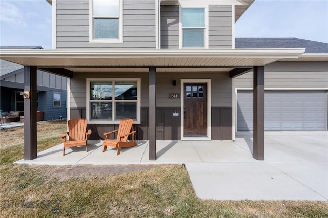 entrance to property featuring a porch and driveway