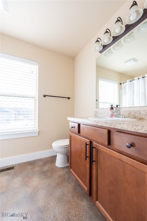full bathroom with baseboards, vanity, toilet, and a shower with shower curtain