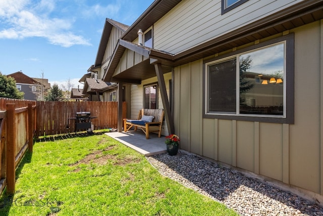 view of yard featuring a patio area