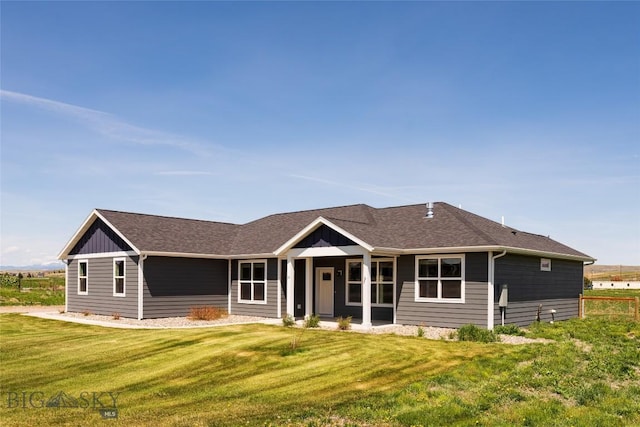 view of front of property featuring a front lawn
