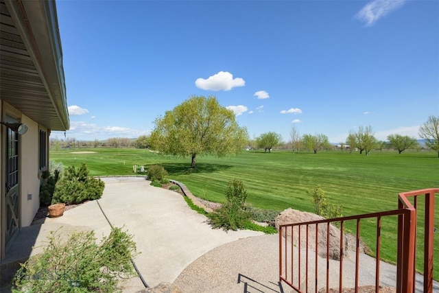 view of green lawn