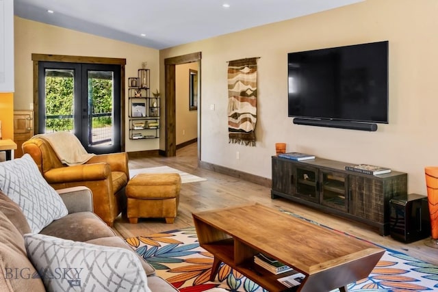 living area featuring light wood finished floors, vaulted ceiling, baseboards, and recessed lighting