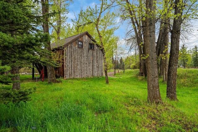 view of outdoor structure with an outbuilding