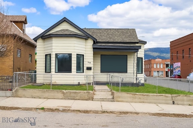 1048 S Wyoming St, Butte, MT 59701 - view of front facade featuring roof with shingles, a gate, and a fenced front yard