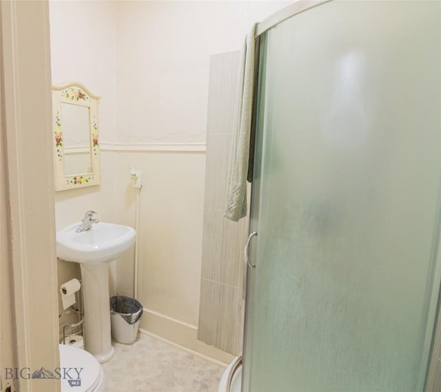 1048 S Wyoming St, Butte, MT 59701 - full bathroom featuring a shower stall, toilet, and a wainscoted wall