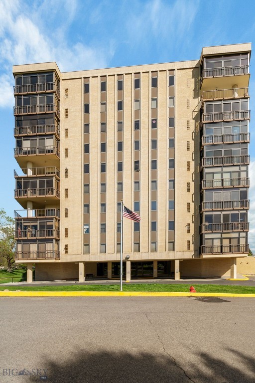view of apartment building / complex
