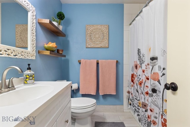 full bath with toilet, a shower with shower curtain, and vanity