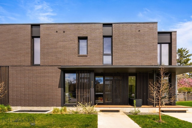 view of front facade featuring brick siding