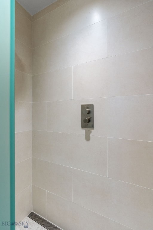 full bath with tiled shower
